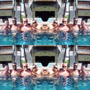 金巴兰巴厘岛舞蹈山峰美式旅馆的一群坐在游泳池里的人