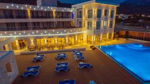 蒂瓦特Kosher Hotel Franca的享有酒店上方的游泳池景致