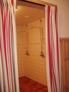 Ockelbo阿比戈壁中心假日公园的浴室设有深色窗帘和淋浴。