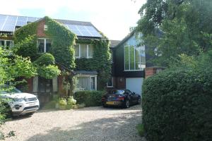 伊利Pear Tree House Studio的顶部设有太阳能电池板的房子
