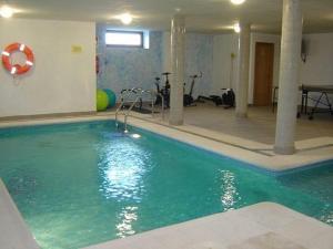 伊斯拉波萨达拉德斯梅拉旅馆的一座带游泳池的大楼内的大型游泳池