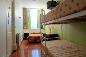 波尔图杜阿斯纳克斯旅馆的一间带两张双层床的卧室和一间客厅