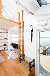 奥斯陆Beach house in Oslo的客房配有高架床和书桌。