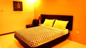 卢塞纳城市酒店的一间卧室配有一张橙色墙壁的床