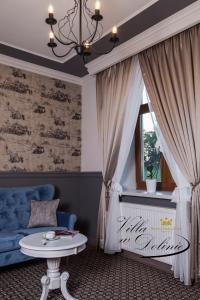 塔尔努夫Apartamenty Willa w Dolinie的客厅设有蓝色的沙发和窗户。