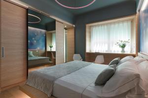维罗纳维罗纳空调套房旅馆的一间卧室配有一张大床和大镜子