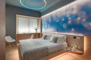 维罗纳维罗纳空调套房旅馆的卧室配有一张床,墙上挂着一幅蓝色画作