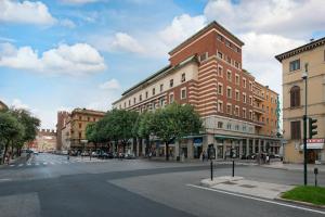 维罗纳维罗纳空调套房旅馆的一条空荡荡的城市街道,有高高的砖砌建筑