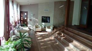 索瓦塔西尔维娅别墅旅馆的铺有木地板的客厅和带家具的客厅。