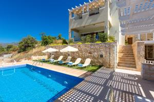 AchladesKampos Villas, pure elegance, By ThinkVilla的一座带游泳池和房子的别墅