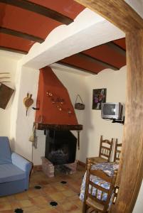 卡索拉阿布拉之家乡村民宿的客厅设有壁炉和蓝色沙发。