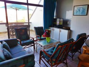 马盖特Dumela Margate Flat No 31的带沙发、椅子和桌子的客厅