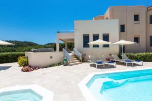 GállosDeluxe Villa Ianthos - Outdoor Hot Tub & Kids Pool的一座带游泳池和房子的别墅