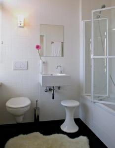 布鲁日布鲁日之夜住宿加早餐旅馆的白色的浴室设有卫生间和水槽。