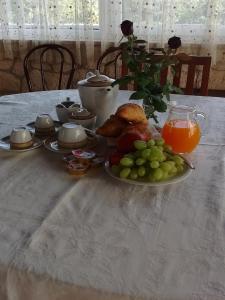 Santa LuciaB & B La Mansarda的一张桌子上放着一盘食物和水果