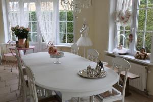 科克赛德B&B Chantery的白色的用餐室配有白色的桌椅