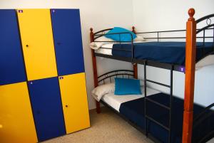 海星青年旅舍客房内的一张或多张双层床