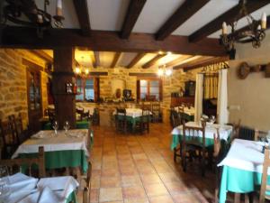 San Martín de Castañeda乡村休闲旅游中心酒店的一间在房间内配有桌椅的餐厅