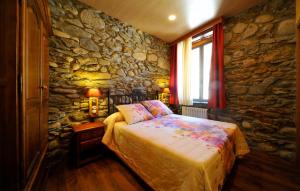 Hostal Vall D'Aneu by Arcas & Sambola客房内的一张或多张床位