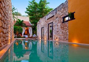 坎佩切Hacienda Campeche的一座建筑物中央的游泳池