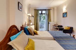 莫托拉Mértola low-cost的一间卧室设有一张床和一间客厅。
