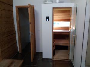 Gais费瑞豪斯布兰德酒店的小房间设有衣柜和门
