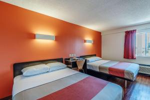马丁斯堡6号汽车旅馆客房内的一张或多张床位