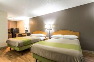 达拉斯Studio 6-Dallas, TX - Northwest的酒店客房带两张床和厨房