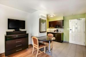 东布朗士维克6号一室公寓 - 纽约地区的厨房或小厨房