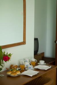 圣多米诺伊登酒店的一张桌子,上面有一盘食物和镜子