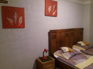 图尔达Casa Rodisa的一间卧室配有两张床和床头灯。