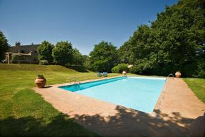 San Lorenzo Nuovo拉斯皮内塔度假屋的球场旁的院子内的游泳池
