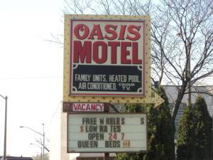 尼亚加拉瀑布Oasis Motel by The Falls的街道上卡西斯汽车旅馆的标志