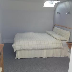 滕比Glenholme Apartments的一间卧室配有一张带两个枕头的床