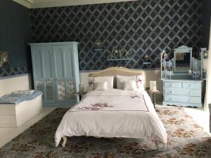 Stranocum花园谷庄园宅邸住宿加早餐酒店的一间卧室设有一张床和蓝色的墙壁