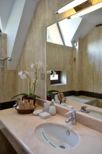 锡纳亚库姆帕特酒店的一间带水槽和大镜子的浴室