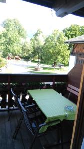 Amlach邦德修私人客房民宿的门廊上的桌椅,享有公园的景致