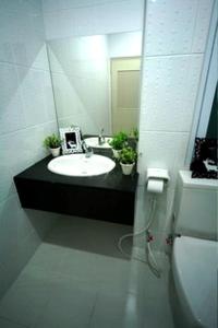 坤敬班维尔萨蒙科服务公寓的一间带水槽、镜子和卫生间的浴室