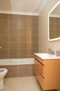 卡巴纳斯·德·塔维拉For Sea Apartment的带浴缸、卫生间和盥洗盆的浴室