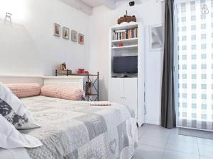 圣焦万尼卢帕托托卡萨塔比安卡住宿加早餐旅馆的一间白色卧室,配有床和电视