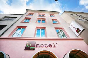 巴塞尔b-smart motel Basel的建筑的侧面有标志