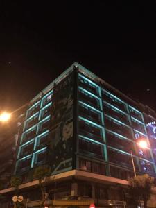 塞萨洛尼基斯戴海波旅舍的一座建筑,在晚上的侧面上画着一幅画