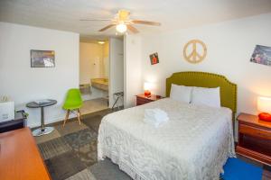 墨菲Sunset Motel的一间卧室配有一张带绿色床头板的床