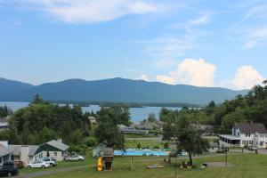 乔治湖Hill View Motel and Cottages的享有湖泊和山脉的小镇景色。