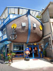 小琉球岛船屋的建筑物一侧的大型木船
