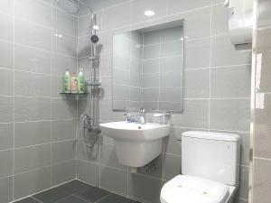 木浦市木浦贵宾酒店的一间带卫生间、水槽和镜子的浴室