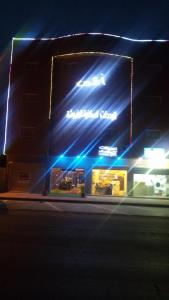 达瓦迪米Avene For Furnished Residential Units的建筑的侧面有蓝色的灯光