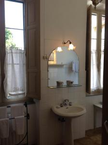 洛雷托·阿普鲁蒂诺劳瑞图旅馆的一间带水槽和镜子的浴室