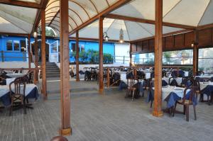 丽都迪丰迪赛特贝勒度假村的大楼内带桌椅的餐厅