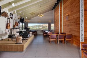 迈季代勒舍姆斯White Suites的餐厅拥有木墙和桌椅